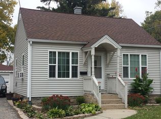 688 Stewart Ave, Elgin, IL 60120