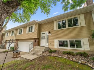 4681 Ridge Cliff Dr, Saint Paul, MN 55122