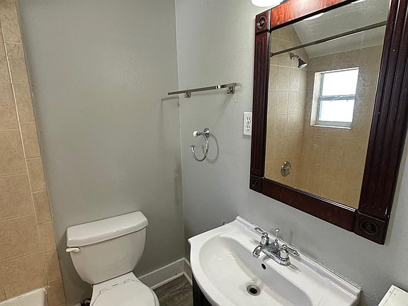 4th image of 810 Dartmoor St N APT 3