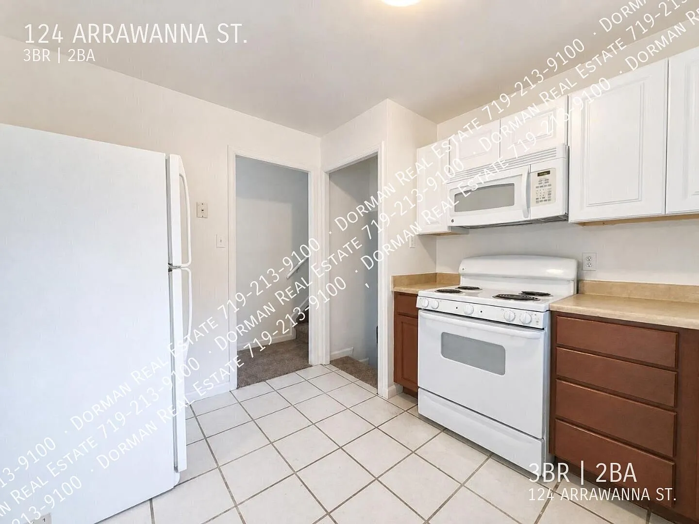 Bright & Spacious 3 Bedroom TriLevel — Photo 4