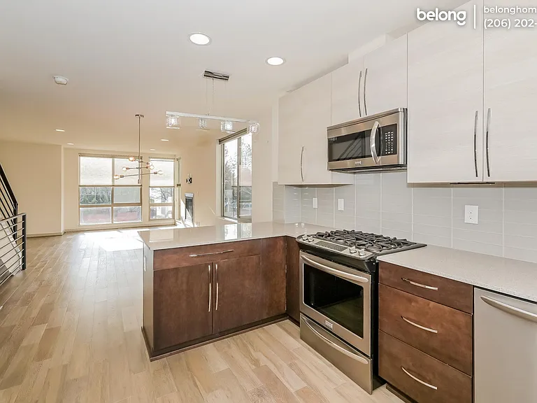 504 N 105th St — Photo 11