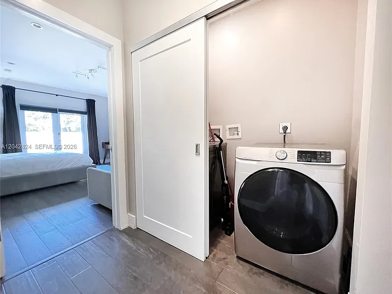 513 SW 18th Ct — Photo 23