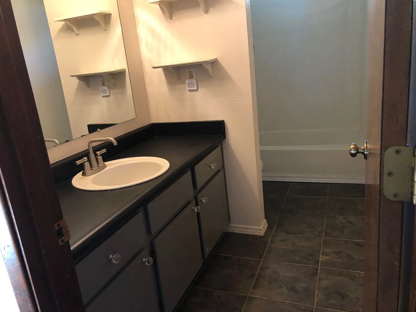 Lovely 3 bedroom 1 bath with a yard, garage & washer/dryer hookups — Photo 4