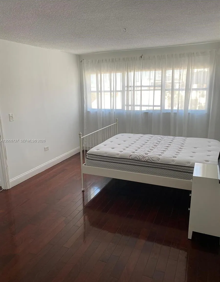 Octagon Towers I Condo — Photo 2