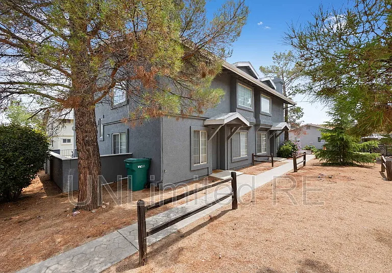 3285 N Hedgewood Dr #B — Photo 2