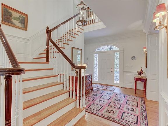 5th image of 220 Randolph Square Ln