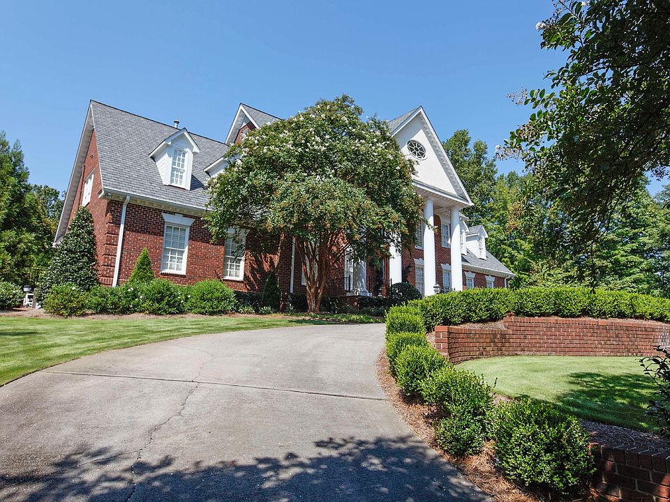 A circular driveway!