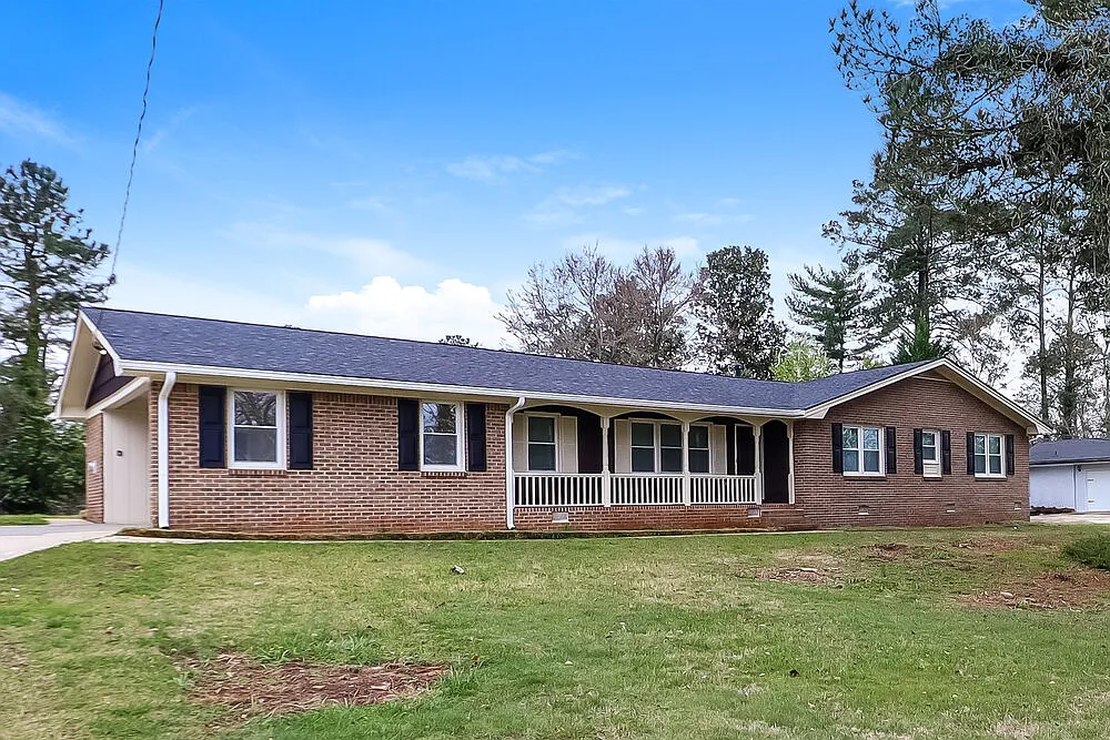 4 bed, 2.0 bath, 1858 sqft, $2,390 — Photo 3