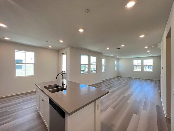 4th image of 1758 Acadia Pl