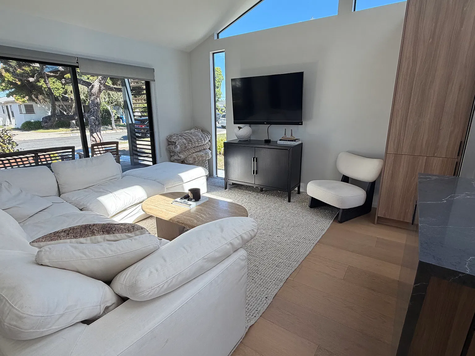 3 bed, 2.5 bath, 1500 sqft, $10,600 — Photo 3