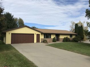 1008 Ridgewood Dr, Decorah, IA 52101