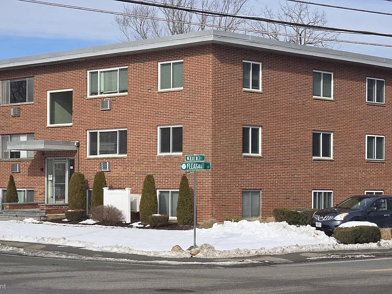 194 Lincoln St #4 — Photo 1