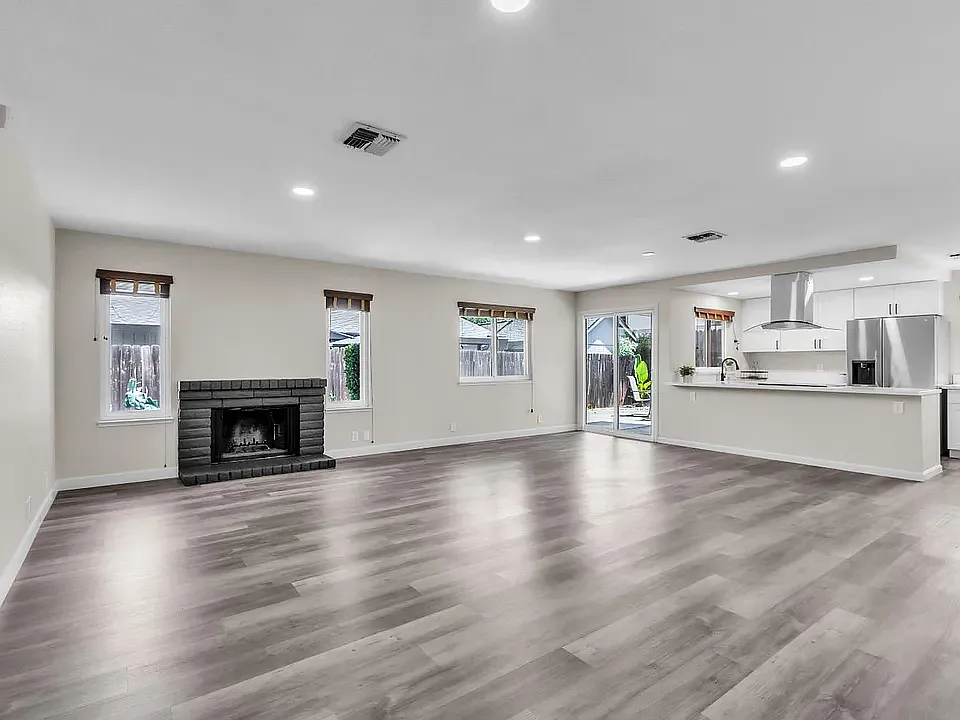 3 bed, 1368 sqft, $2,925 — Photo 2