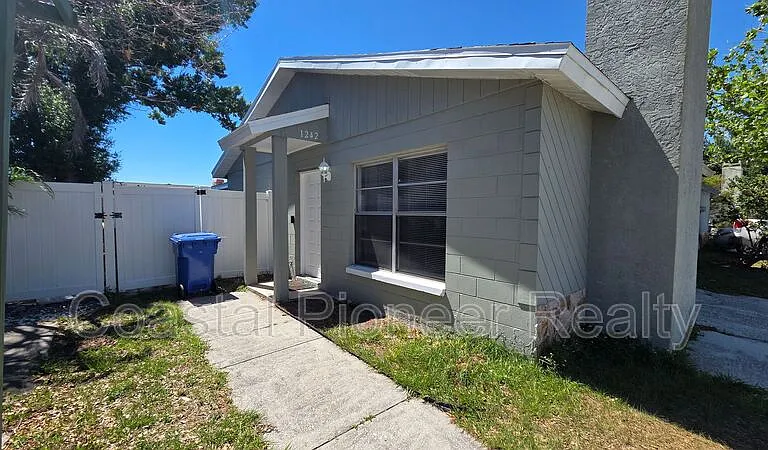 1242 Coolmont Dr — Photo 3