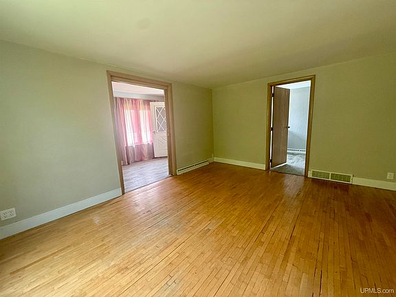 5th image of N1622 Cedar St