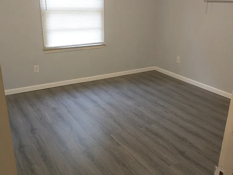1403 Oak St — Photo 11