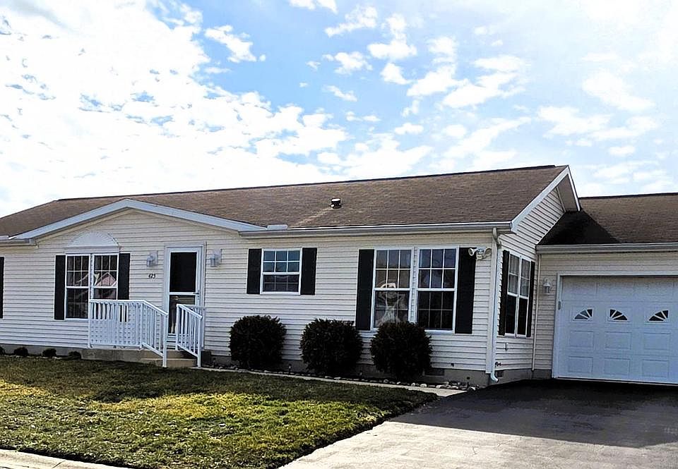 1st image of 425 Moore Pl #425
