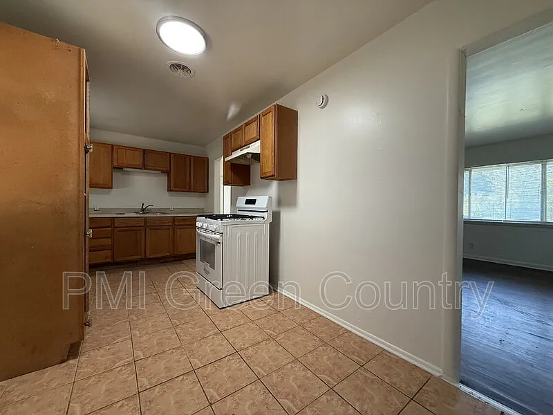 3 bed, 1.0 bath, $1,020 — Photo 3