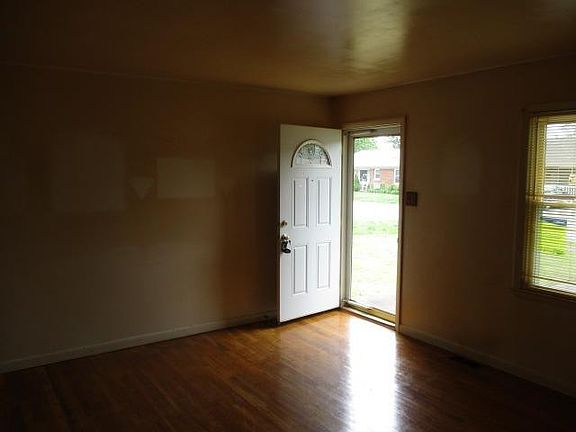 4th image of 110 E Circle Dr