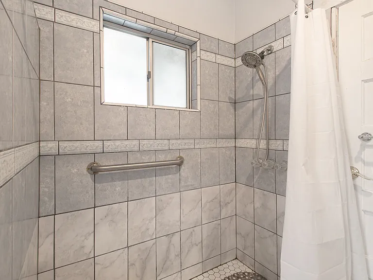 Bathroom (Jack & Jill)