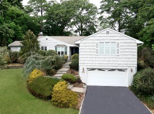 95 Mimosa Dr, Roslyn, NY 11576