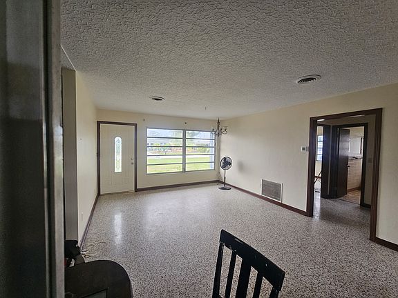 2nd image of 824 Cypress Ave