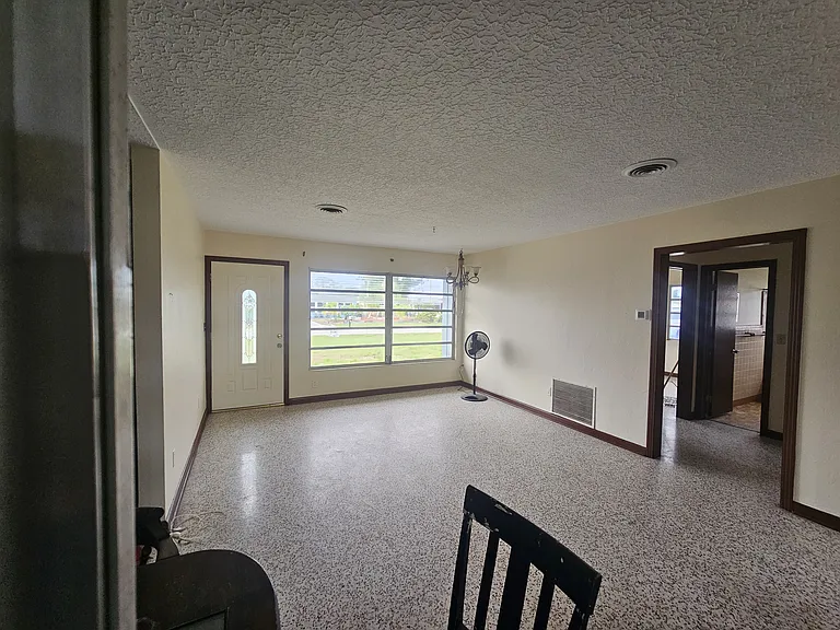 824 Cypress Ave — Photo 2