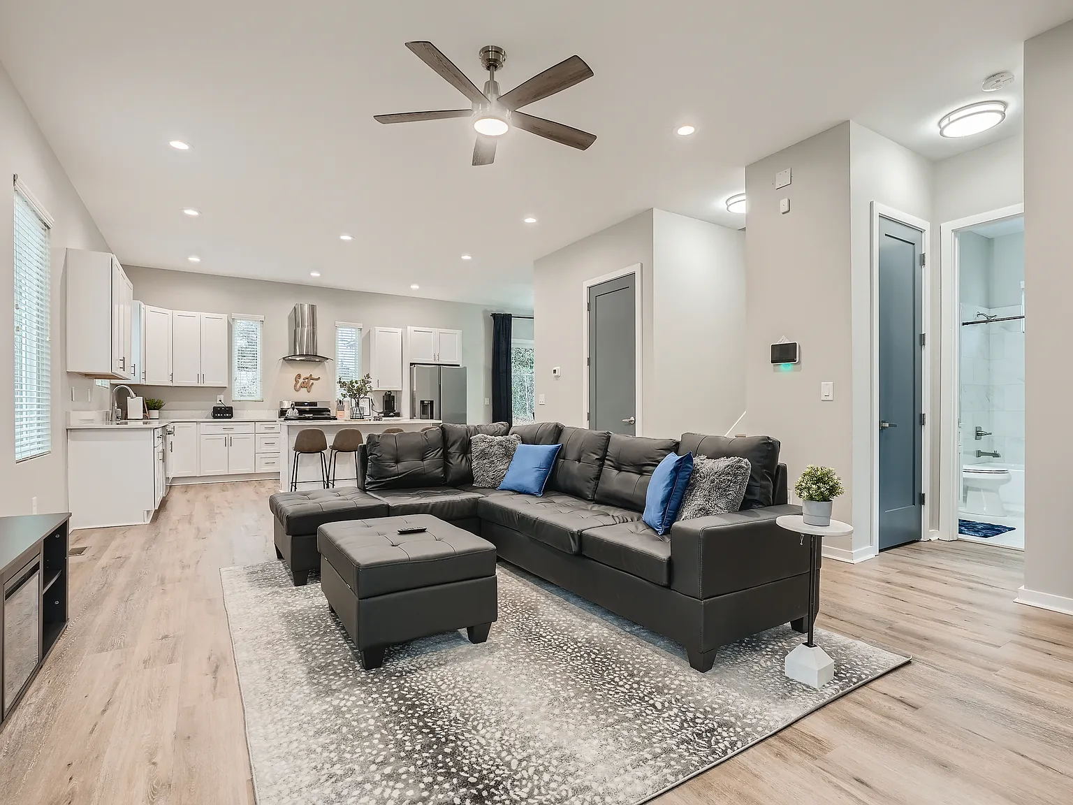 4 bed, 2500 sqft, $4,500 — Photo 3