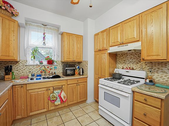 5th image of 3362 N Narragansett Ave #1W