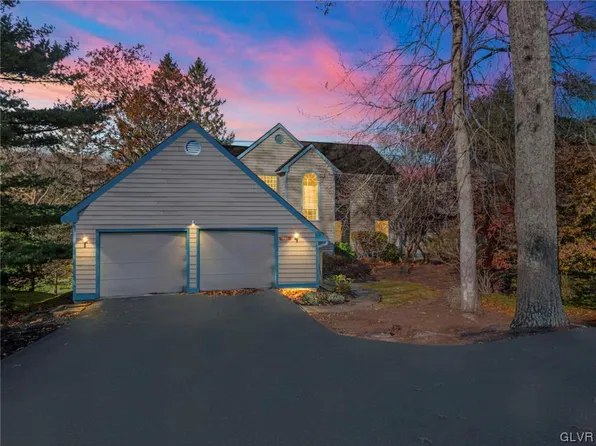 2193 Oak Hill Dr, Buck Hill Falls, PA 18323