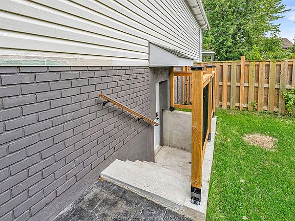 5th image of 242 George Cres