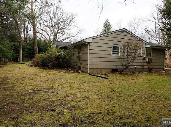3rd image of 589 Forest Dr