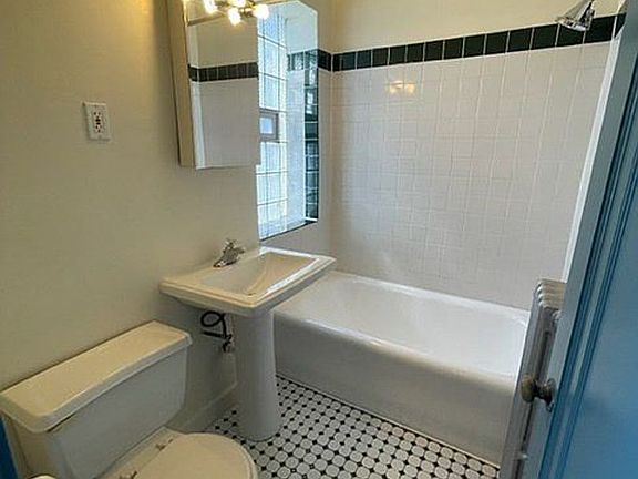 4th image of 5540 N Artesian Ave APT 3A