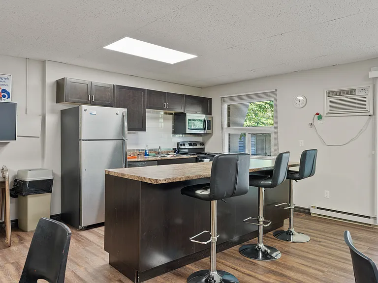 6600 Wyandotte St E — Photo 17
