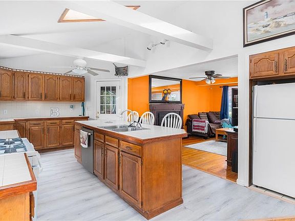 4th image of 22 Cynthia Dr