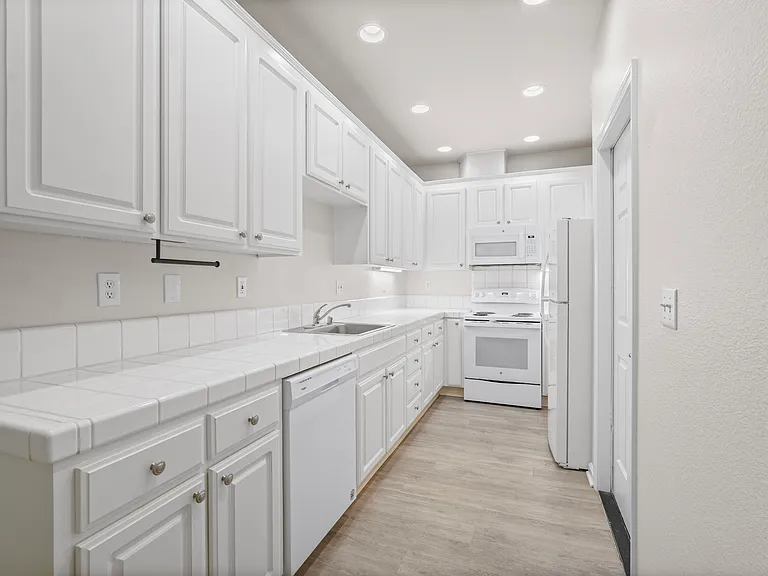 16862 De Witt Ave #B — Photo 4