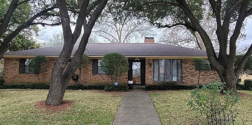 1st image of 304 Lakewood Dr