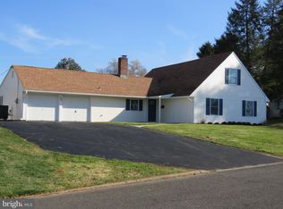 32 Falcon Rd, Levittown, PA 19056