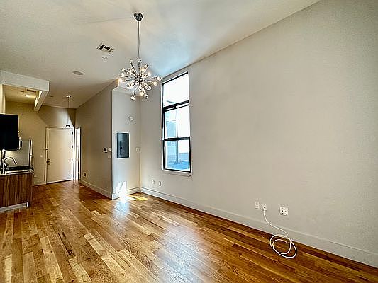 5th image of 372 Kosciuszko St #320