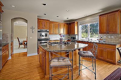 Granite and tile finishes stainless steel appliances, gas cooking 