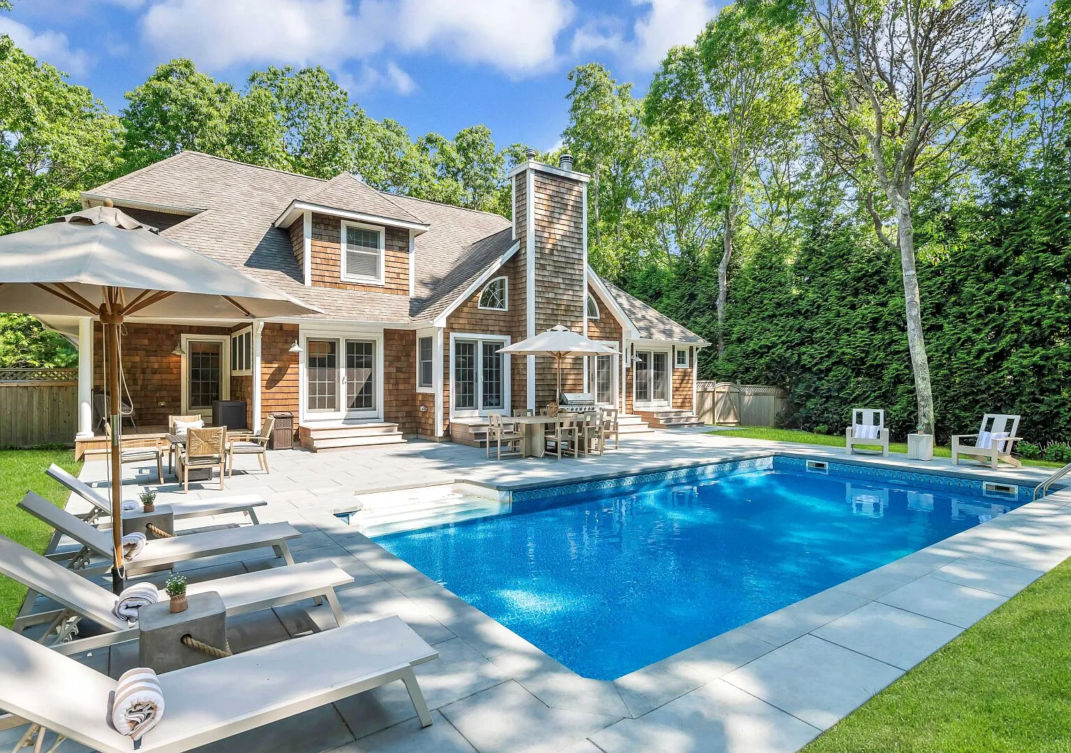 Newly Renovated in East Hampton, Private heated Pool — Photo 2