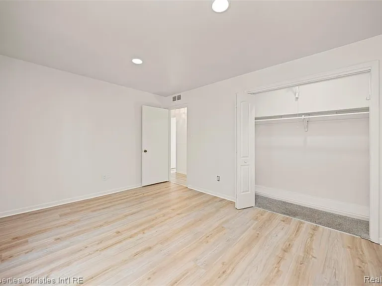 6550 Inkster Rd — Photo 22