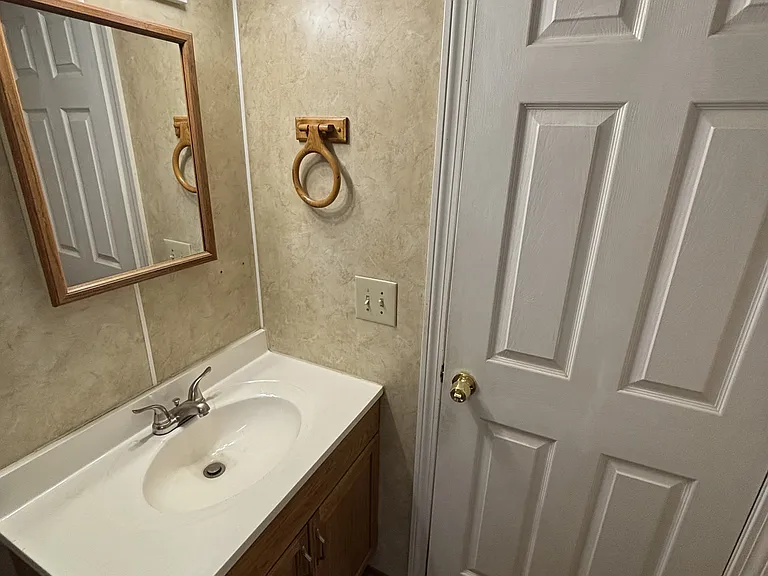 324 E Newport Rd — Photo 4