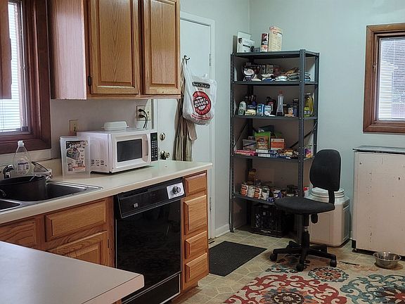 4th image of 306 W 1st St