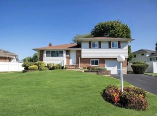 60 Stratford Rd, Plainview, NY 11803