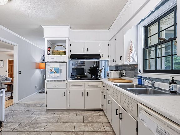 4th image of 683 Huntington Rd