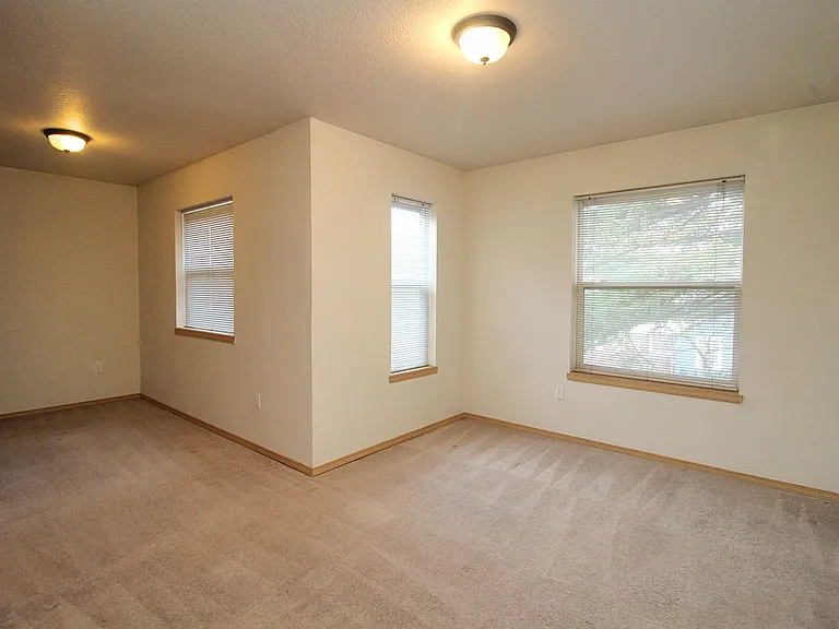 812 N Dekum St — Photo 22