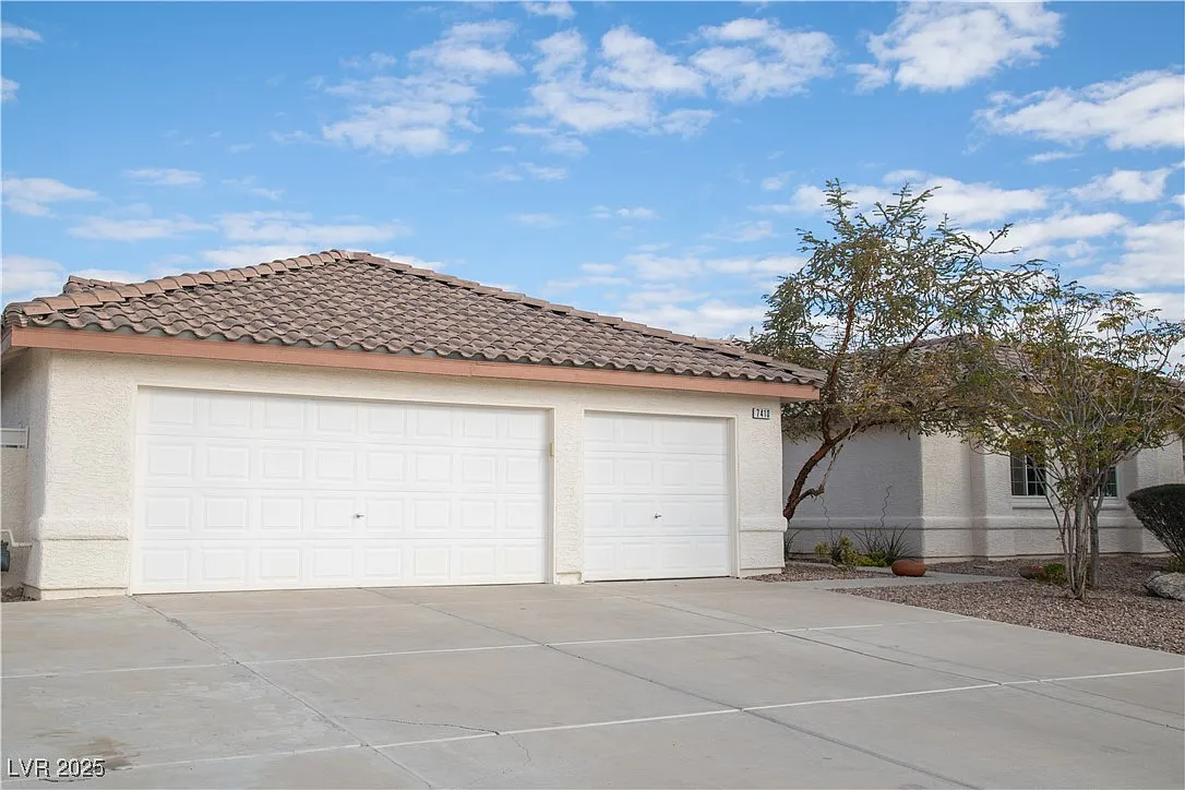 Building Photo - 7410 Deer Springs Way