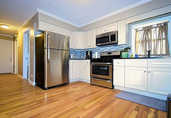 3rd image of 5907 W Leland Ave