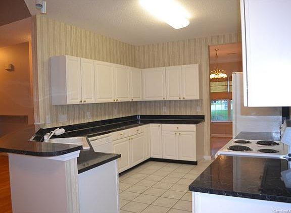 4th image of 6605 Kingbird Ct